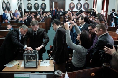 Депутати розпочали таємне голосування за секретаря Чернівецької міськради (ФОТО)