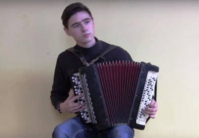 Мережу вразило відео, де юнак з Буковини на баяні виконує музику із популярних кінострічок (ВІДЕО)