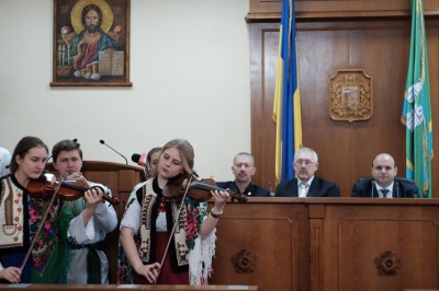 Студенти заколядували в Чернівецькій облраді і зібрали гроші на АТО (ФОТО)