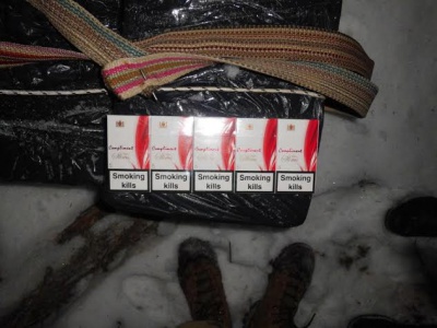 На Буковині у лісі біля кордону знайшли замасковані пакунки з цигарками
