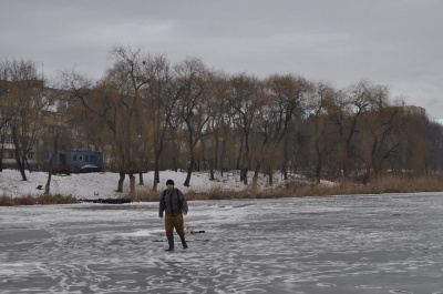 На водоймах Чернівців, незважаючи на відлигу, ловлять рибу (ФОТО)