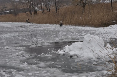 На водоймах Чернівців, незважаючи на відлигу, ловлять рибу (ФОТО)