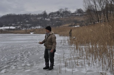 На водоймах Чернівців, незважаючи на відлигу, ловлять рибу (ФОТО)