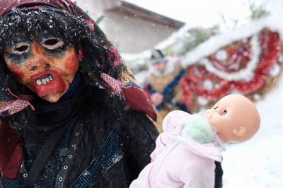 У Красноїльську святкують Маланку з традиційними солом’яними ведмедями (ФОТО)