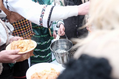 У Красноїльську святкують Маланку з традиційними солом’яними ведмедями (ФОТО)