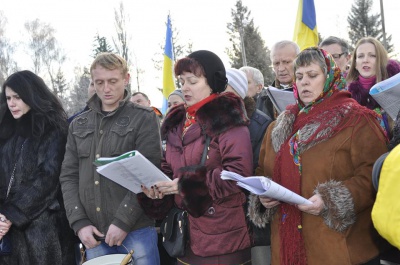 Герою Небесної Сотні у Чернівцях встановили пам’ятник (ФОТО)