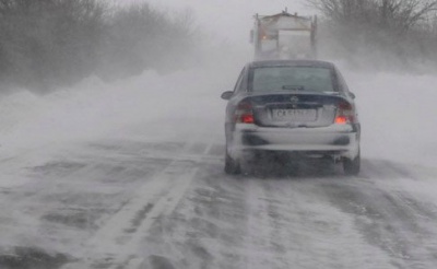 Сніговий армагедон - у кількох областях закривають дороги і роблять вихідний