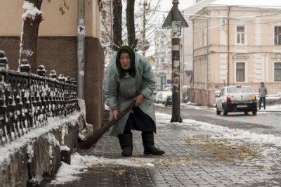 Чернівцям для прибирання вулиць не вистачає понад 100 двірників