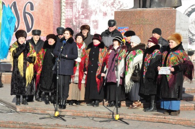 День Соборності у Чернівцях: на площі розгорнули 25-метровий прапор України (ФОТО)