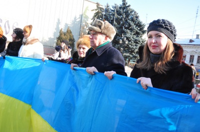 День Соборності у Чернівцях: на площі розгорнули 25-метровий прапор України (ФОТО)