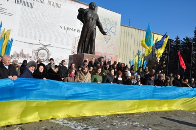 День Соборності у Чернівцях: на площі розгорнули 25-метровий прапор України (ФОТО)