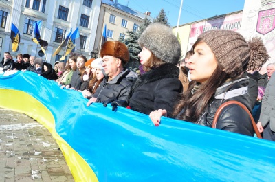 День Соборності у Чернівцях: на площі розгорнули 25-метровий прапор України (ФОТО)