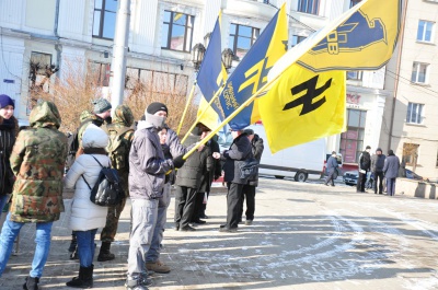 День Соборності у Чернівцях: на площі розгорнули 25-метровий прапор України (ФОТО)