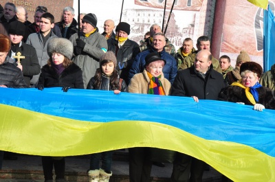 День Соборності у Чернівцях: на площі розгорнули 25-метровий прапор України (ФОТО)
