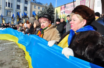 День Соборності у Чернівцях: на площі розгорнули 25-метровий прапор України (ФОТО)