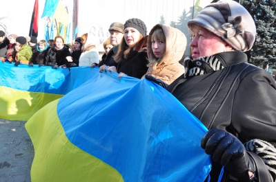 День Соборності у Чернівцях: на площі розгорнули 25-метровий прапор України (ФОТО)