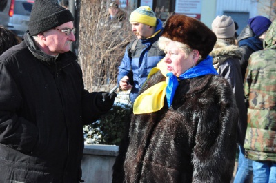 День Соборності у Чернівцях: на площі розгорнули 25-метровий прапор України (ФОТО)