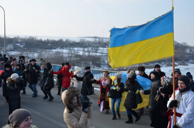 Буковинці й подоляни утворили ланцюг Єдності на мосту в Атаках (ФОТО)