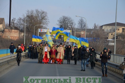 Буковинці й подоляни утворили ланцюг Єдності на мосту в Атаках (ФОТО)