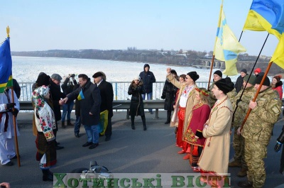 Буковинці й подоляни утворили ланцюг Єдності на мосту в Атаках (ФОТО)