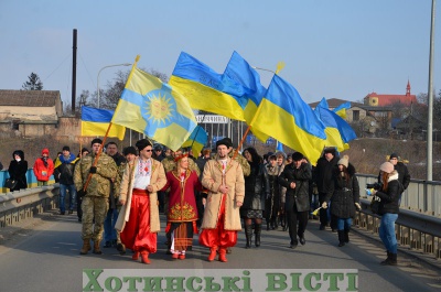 Буковинці й подоляни утворили ланцюг Єдності на мосту в Атаках (ФОТО)