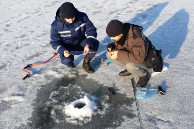 Рятувальники Буковини нагадали рибалкам правила безпеки на кризі (ФОТО)