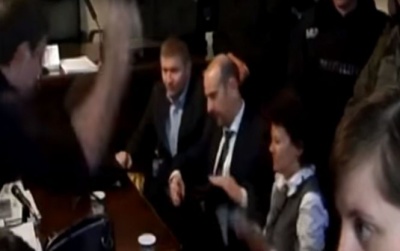 Оприлюднено відео, як Парасюк кидав на суді посуд в закарпатських прокурорів