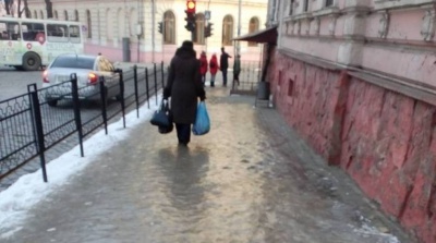 Біля приміщення суду в Чернівцях утворилась справжня ковзанка (ФОТО)