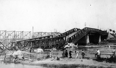 З’явились історичні світлини, де відбудовують зруйнований залізничний міст у Чернівцях (ФОТО)