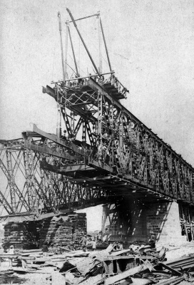 З’явились історичні світлини, де відбудовують зруйнований залізничний міст у Чернівцях (ФОТО)