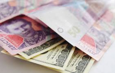 НБУ понизив офіційний курс гривні до рівня 24,82 за долар
