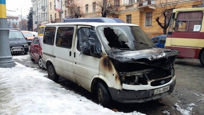 Чернівчанин зняв на відео, як у центрі міста горів бус (ВІДЕО)