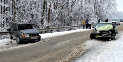 На Буковині на слизькій дорозі не розминулися два авто (ФОТО)