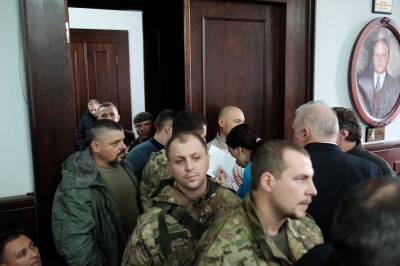 У Чернівецькій міськраді АТОшники заблокували вихід із сесійної зали