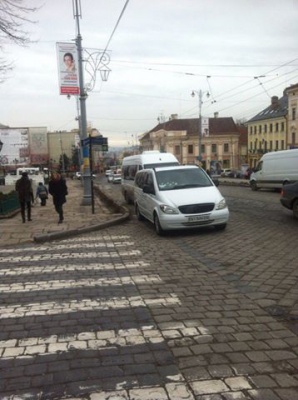 "Ревізор", який у Чернівцях знімає програму про вулицю Хмельницького, порушив правила паркування