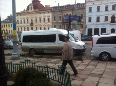 "Ревізор", який у Чернівцях знімає програму про вулицю Хмельницького, порушив правила паркування