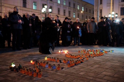 У Чернівцях на Центральній площі вшанували пам’ять загиблих під Крутами (ФОТО)
