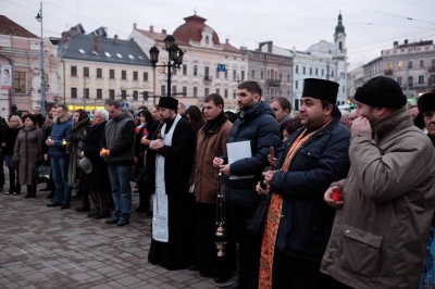 У Чернівцях на Центральній площі вшанували пам’ять загиблих під Крутами (ФОТО)