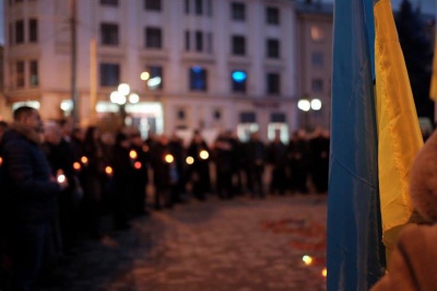 У Чернівцях на Центральній площі вшанували пам’ять загиблих під Крутами (ФОТО)