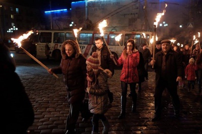 У Чернівцях на Центральній площі вшанували пам’ять загиблих під Крутами (ФОТО)