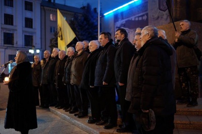 У Чернівцях на Центральній площі вшанували пам’ять загиблих під Крутами (ФОТО)