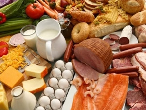 Українці стали їсти менше м’яса і риби, купують дешевші харчі