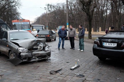 У Чернівцях зіткнулись дві іномарки (ФОТО)