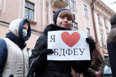 Мітингувальники з університету Прядка перекрили вулицю в центрі Чернівців (ФОТО)