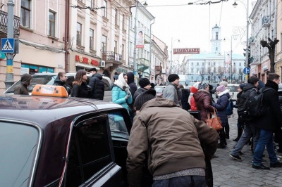 Мітингувальники з університету Прядка перекрили вулицю в центрі Чернівців (ФОТО)