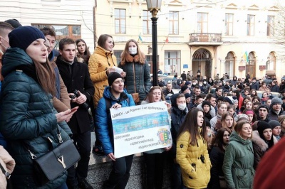 Студенти БДФЕУ мітингують під міськрадою. Прядко просить допомоги в депутатів