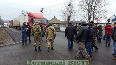 У селі на Буковині на одну годину перекрили трасу: Хотин проти об’єднання з Кельменцями (ФОТО)