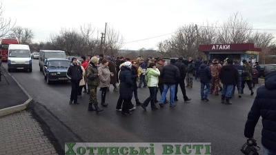У селі на Буковині на одну годину перекрили трасу: Хотин проти об’єднання з Кельменцями (ФОТО)