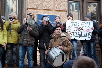 Студенти БДФЕУ третій день мітингують проти приєднання вузу до ЧНУ (ФОТО)