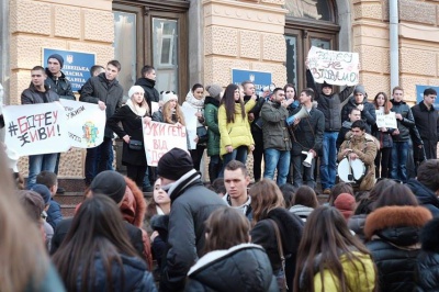 Студенти БДФЕУ третій день мітингують проти приєднання вузу до ЧНУ (ФОТО)